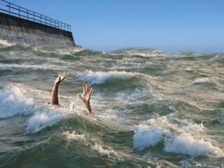Как не утонуть в море и что делать, если в опасности оказался кто-то другой?