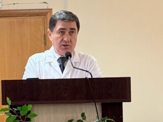 В Республиканской клинической больнице скорой медицинской помощи наградили сотрудников в преддверии Дня медицинского работника